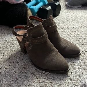 Dingo heeled ankle boots size 8